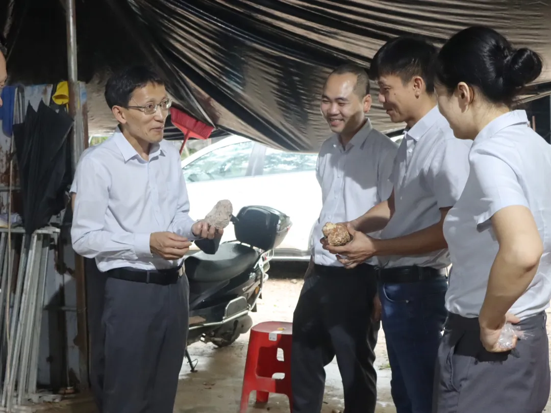 吳敏到海南農(nóng)商銀行白沙支行調(diào)研