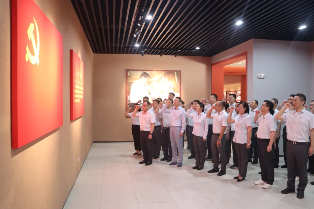 海南農(nóng)商銀行黨委赴瓊海紅色娘子軍紀(jì)念園開(kāi)展“七一”主題黨日活動(dòng)