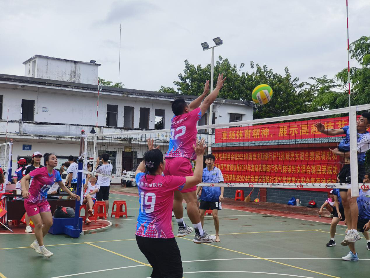 保亭支行開展政銀聯(lián)建 共赴一場“社?？ā迸c“氣排球”的盛宴