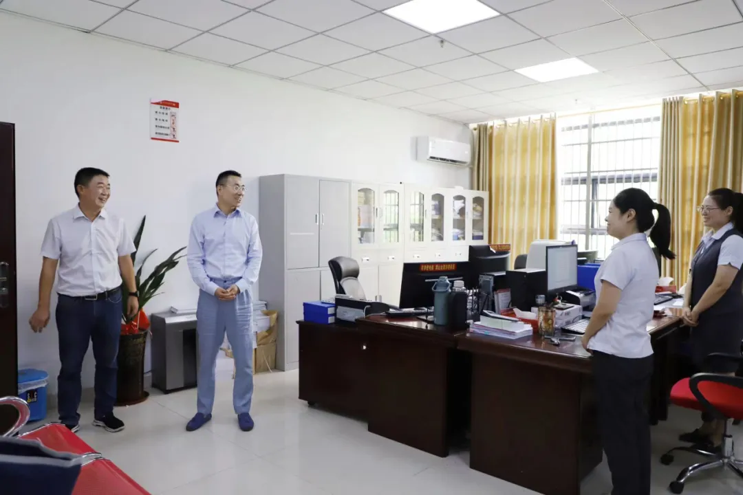 陳維到海南農(nóng)商銀行萬(wàn)寧支行調(diào)研 參加“政銀企”座談會(huì)并深入客戶一線走訪