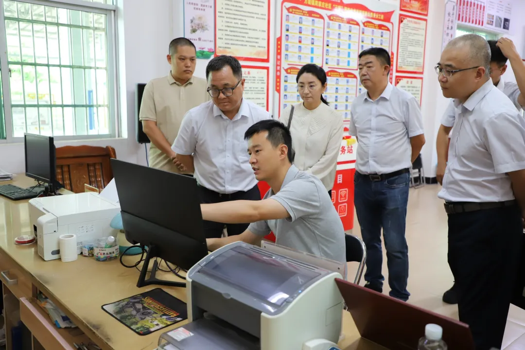 李曉剛到萬寧支行調(diào)研 李曉剛到萬寧支行調(diào)研