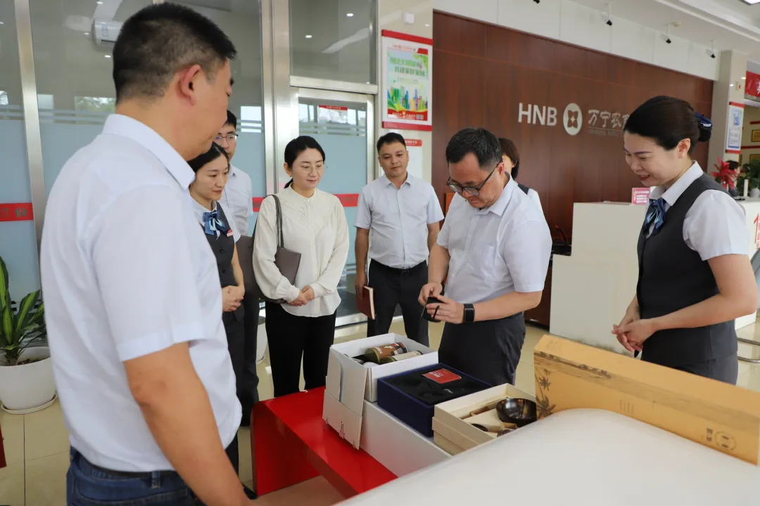 李曉剛到萬寧支行調(diào)研 李曉剛到萬寧支行調(diào)研