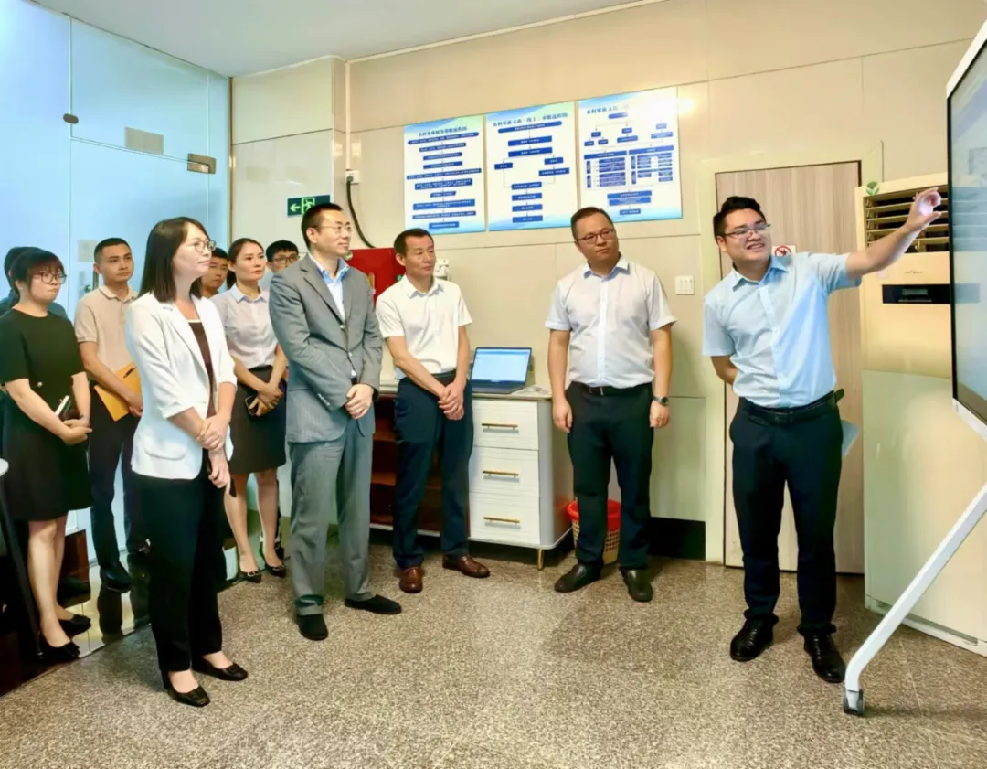 陳維帶隊(duì)到海南農(nóng)商銀行屯昌、定安等支行調(diào)研、拜訪(fǎng)屯昌縣委主要領(lǐng)導(dǎo)并深入客戶(hù)一線(xiàn)走訪(fǎng)