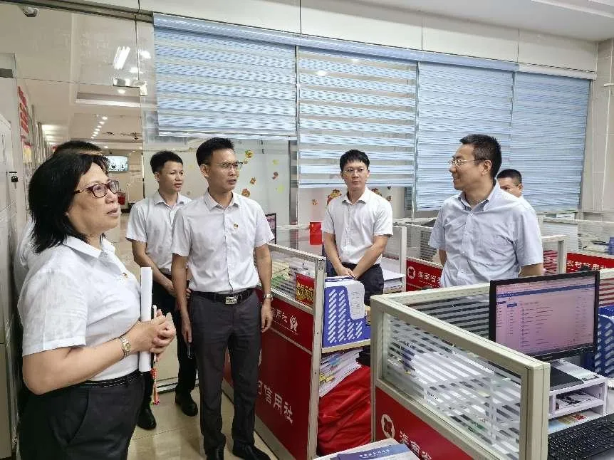 陳維帶隊(duì)到海南農(nóng)商銀行屯昌、定安等支行調(diào)研、拜訪(fǎng)屯昌縣委主要領(lǐng)導(dǎo)并深入客戶(hù)一線(xiàn)走訪(fǎng)