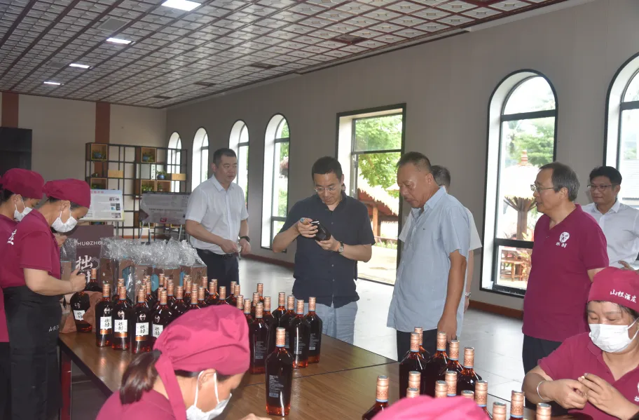 陳維帶隊(duì)到海南農(nóng)商銀行瓊中支行調(diào)研并深入客戶一線走訪