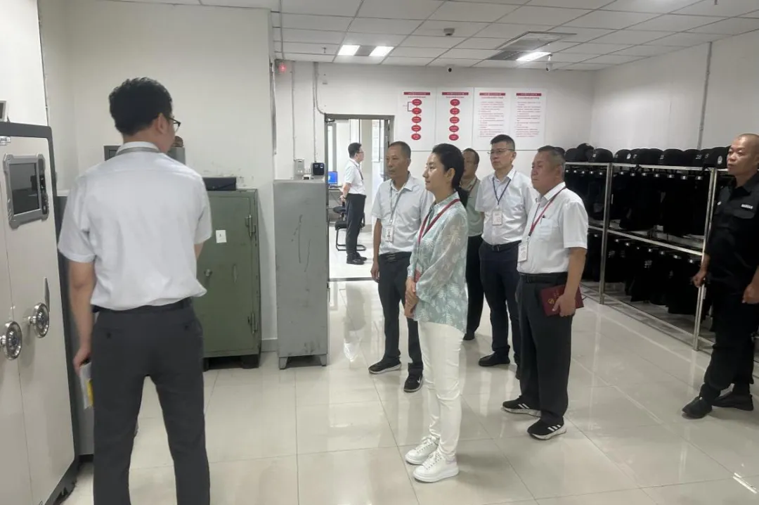 司亞杰帶隊(duì)到海口支行中心庫(kù)調(diào)研