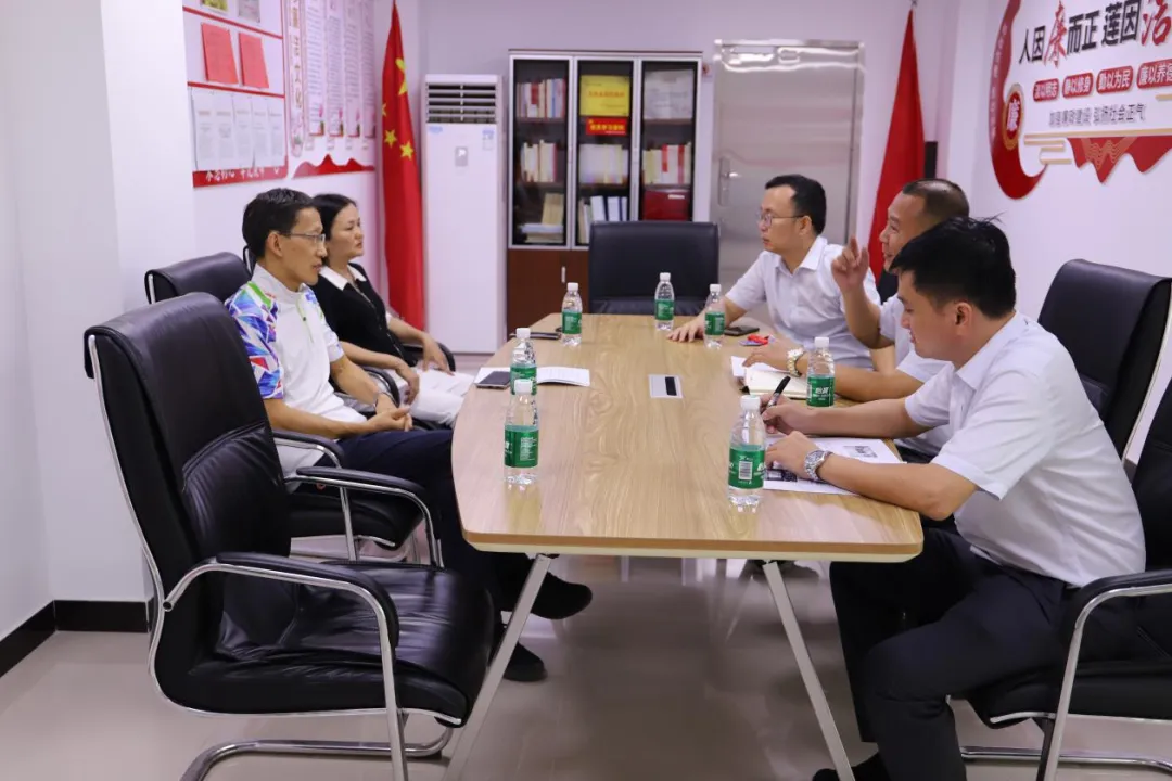 吳敏參加瓊海市潭門(mén)鎮(zhèn)趕海節(jié)開(kāi)幕式并到瓊海潭門(mén)支行調(diào)研