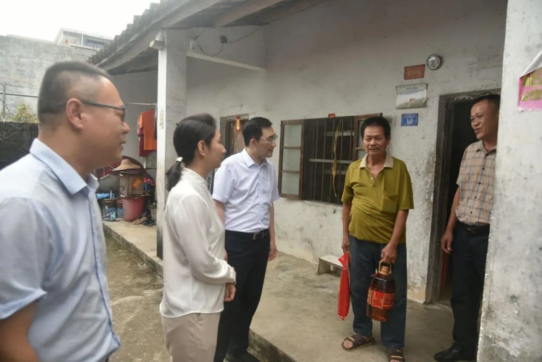 劉國鑫、司亞杰一行到瓊中縣對包鎮(zhèn)幫扶等工作進行調(diào)研