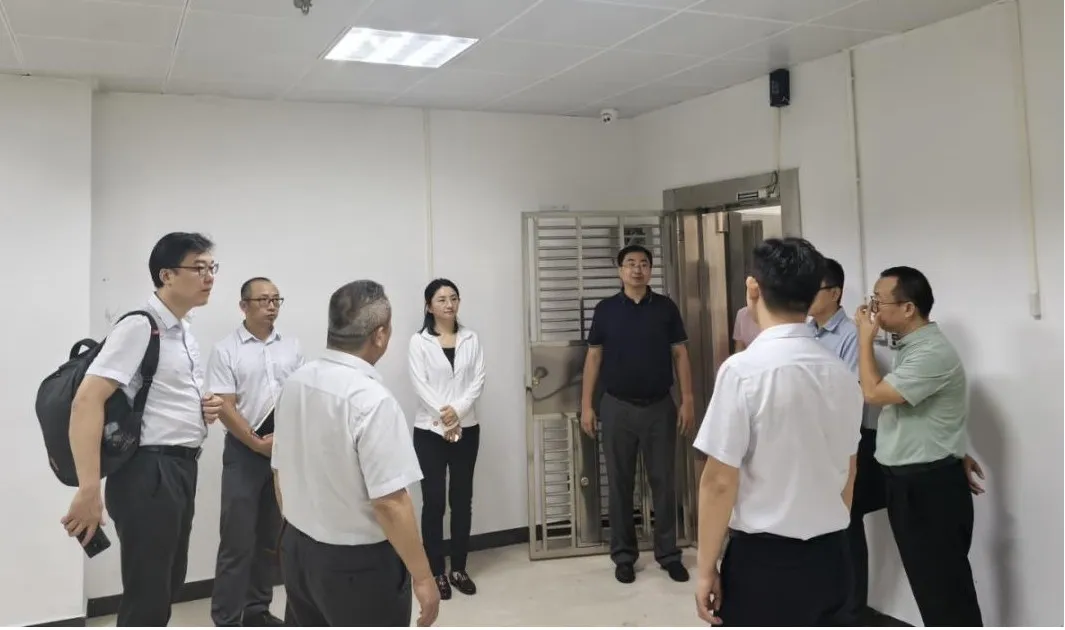 司亞杰、黃亮一行赴三亞支行調(diào)研