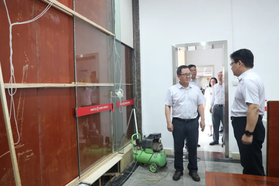 海南農(nóng)商銀行總行領(lǐng)導(dǎo)開展臺(tái)風(fēng)“摩羯”災(zāi)后慰問工作