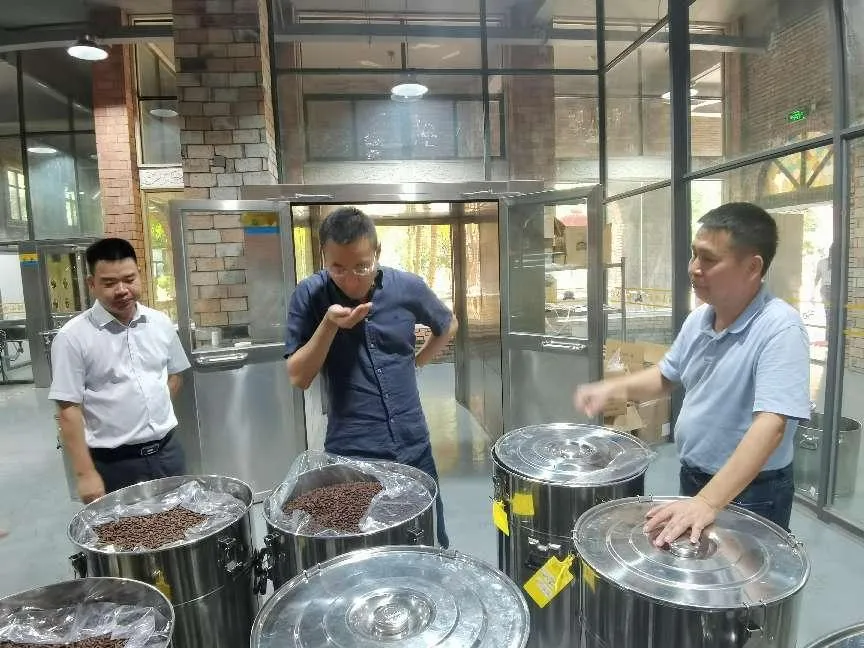 陳維到海南農(nóng)商銀行澄邁支行調(diào)研，檢查臺(tái)風(fēng)“摩羯”防御準(zhǔn)備工作情況并深入客戶(hù)一線(xiàn)走訪(fǎng)