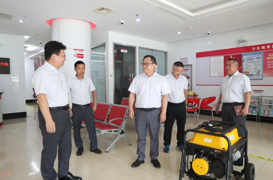 李曉剛檢查督導(dǎo)臺(tái)風(fēng)“摩羯”防御準(zhǔn)備工作