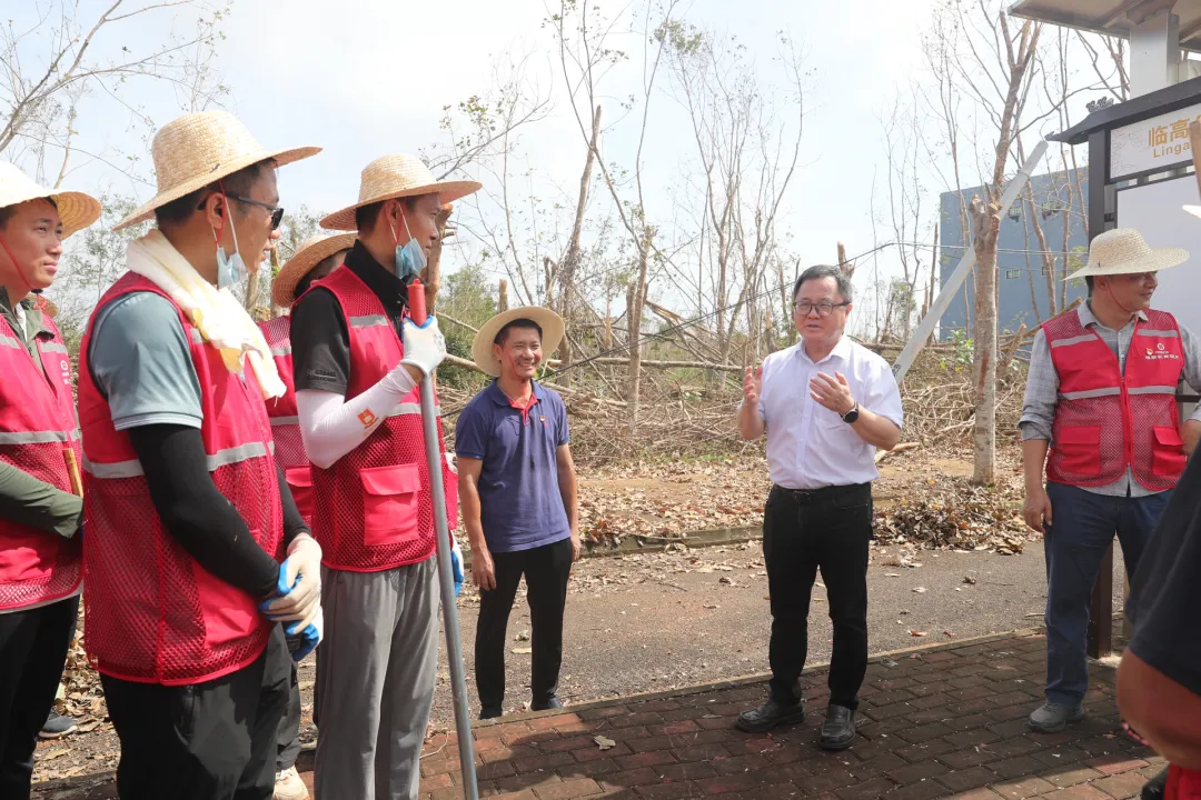 李曉剛中秋節(jié)到一線慰問救災(zāi)志愿者