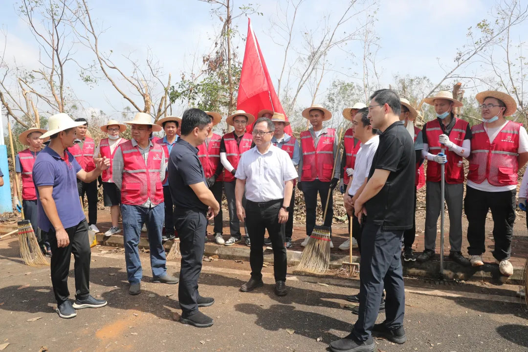 李曉剛中秋節(jié)到一線慰問救災(zāi)志愿者