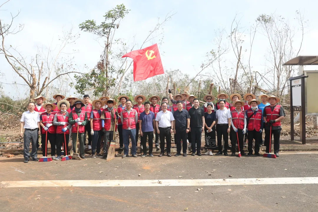 李曉剛中秋節(jié)到一線慰問救災(zāi)志愿者