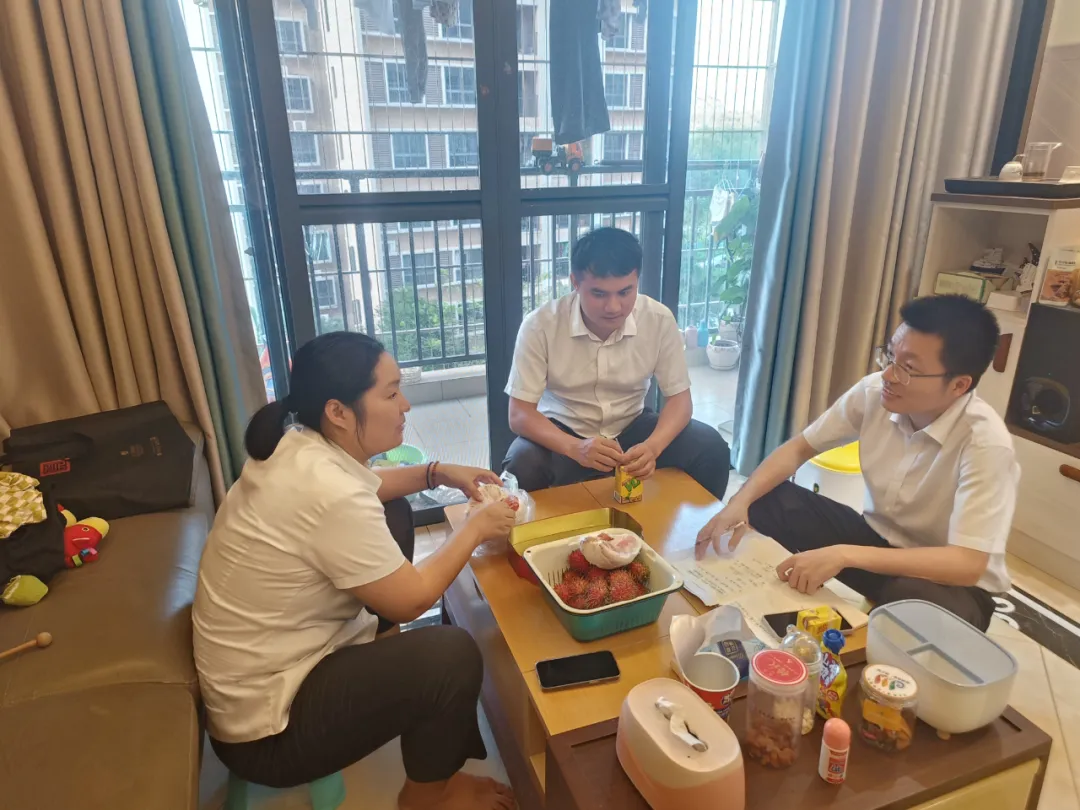 海南農(nóng)商銀行組織開展駐村工作隊員家屬慰問活動