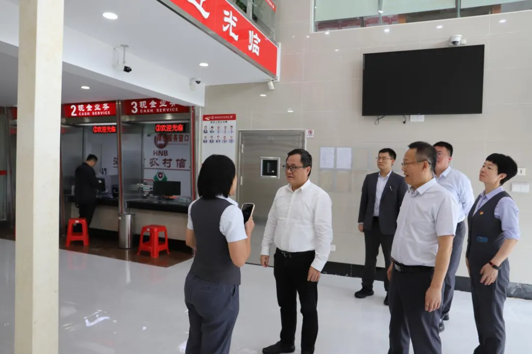 李曉剛到瓊海支行調(diào)研走訪受災(zāi)網(wǎng)點(diǎn)及企業(yè)