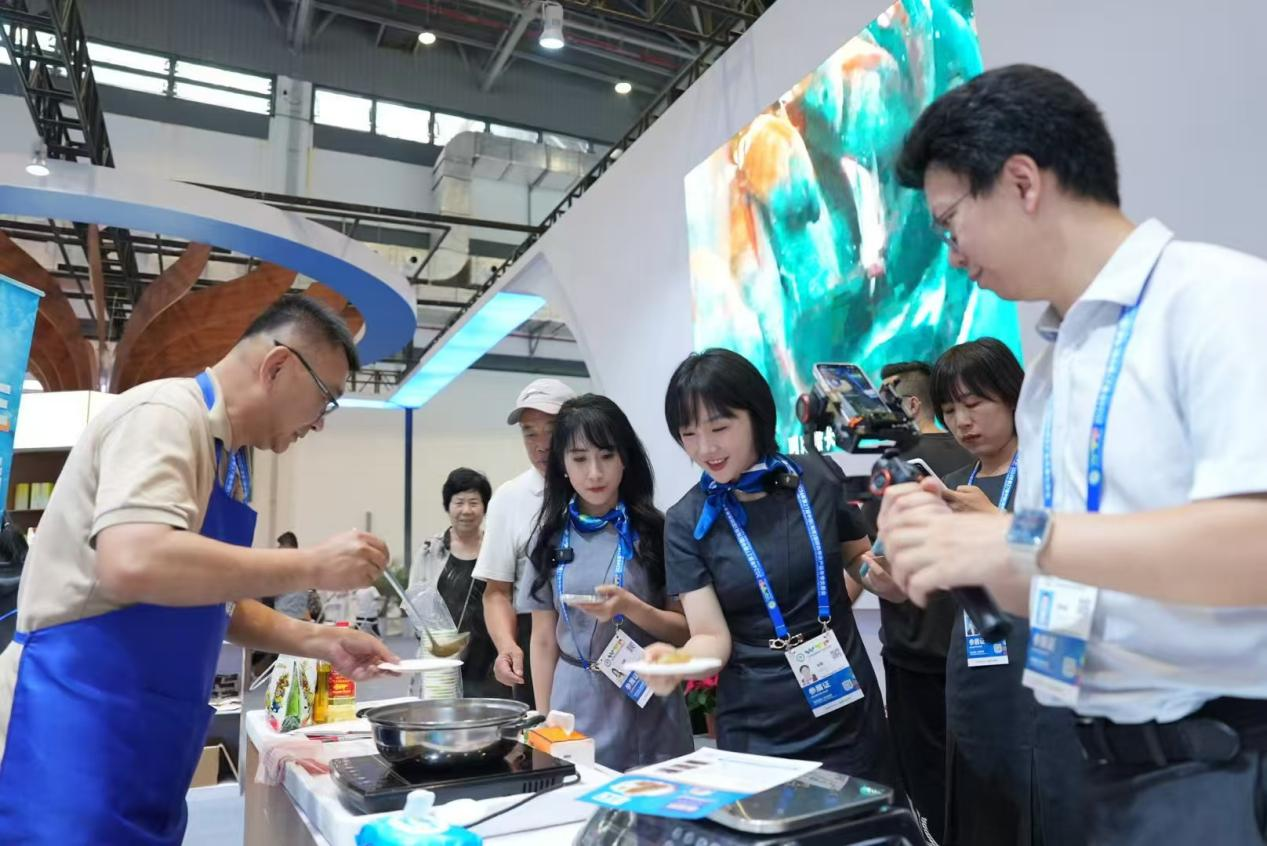 “老朋友”帶來(lái)“新面貌”  海南農(nóng)商銀行精彩亮相冬交會(huì)