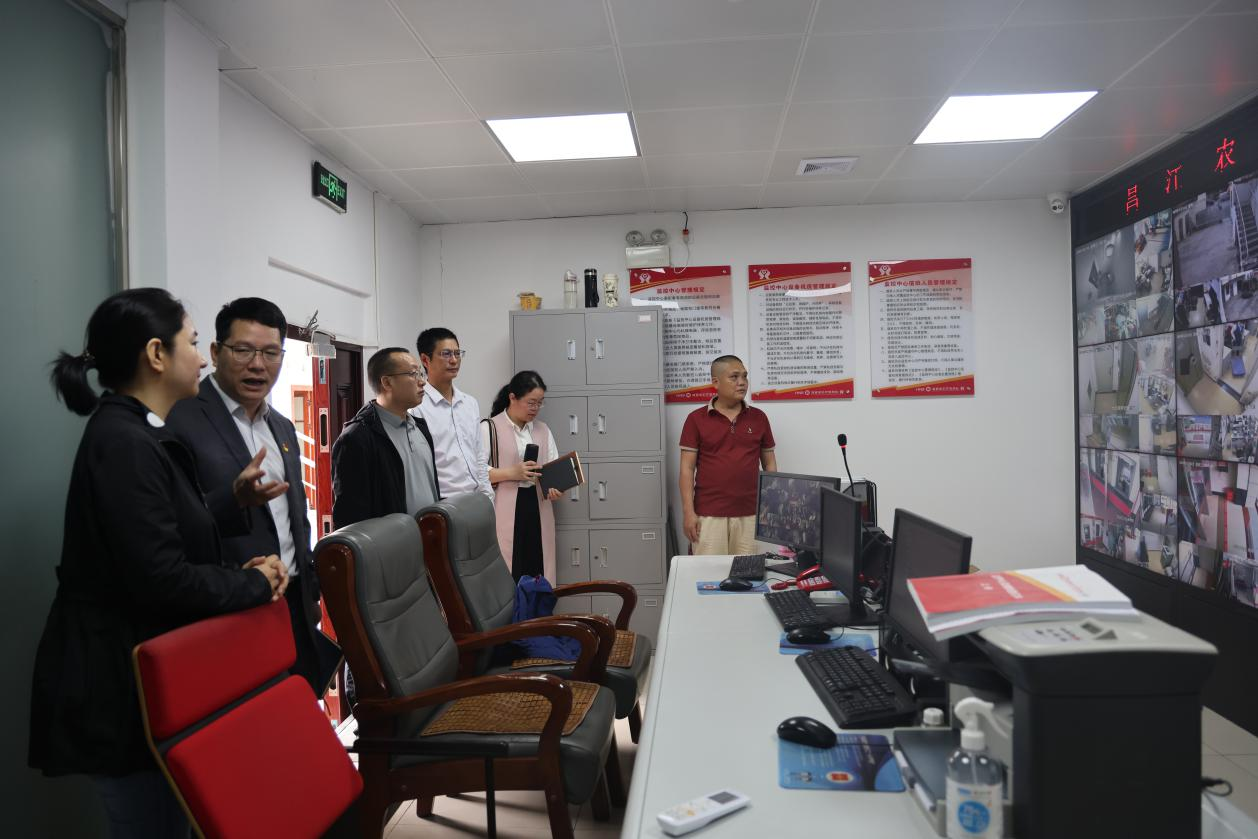 司亞杰到昌江支行調(diào)研