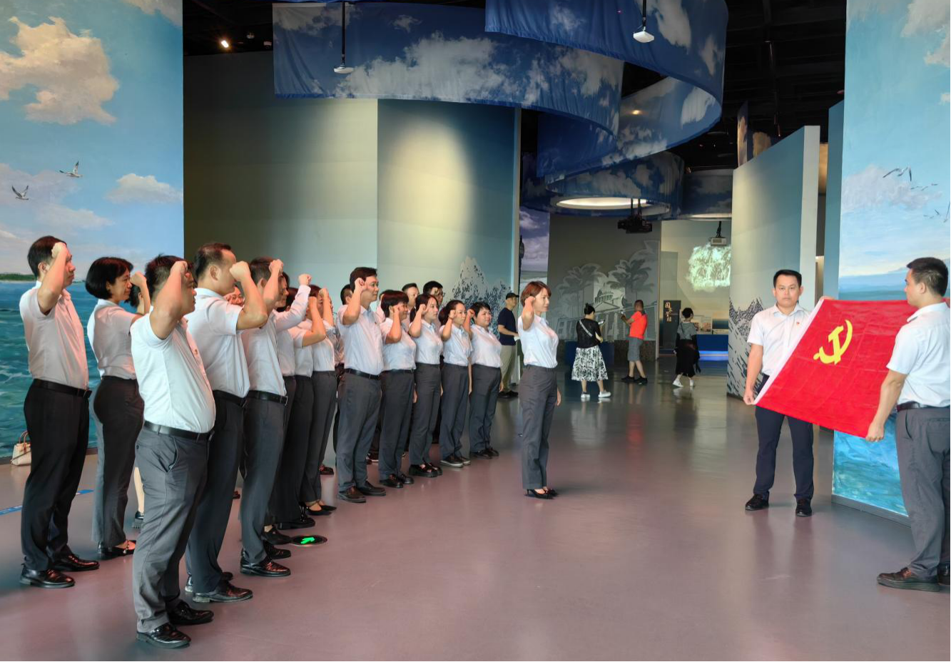 海南農(nóng)商銀行屯昌支行組織開(kāi)展慶祝中華人民共和國(guó)成立75周年主題黨日活動(dòng)