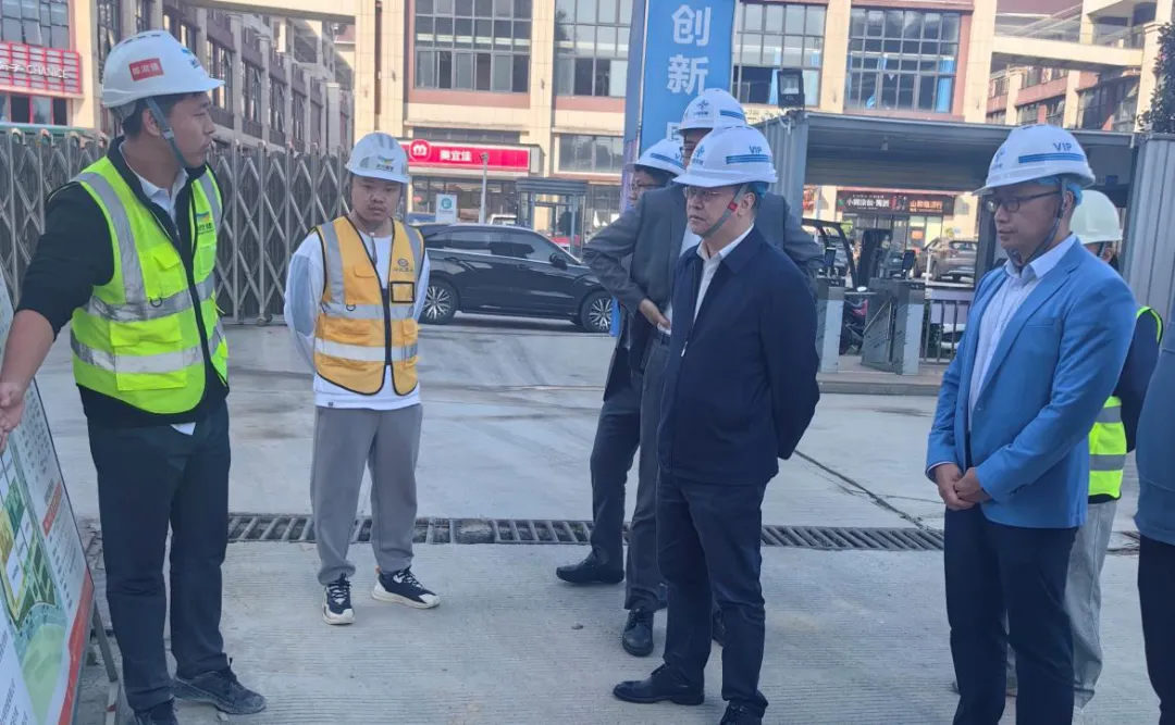 馮浩昆到瓊中支行基層網(wǎng)點(diǎn)開展調(diào)研