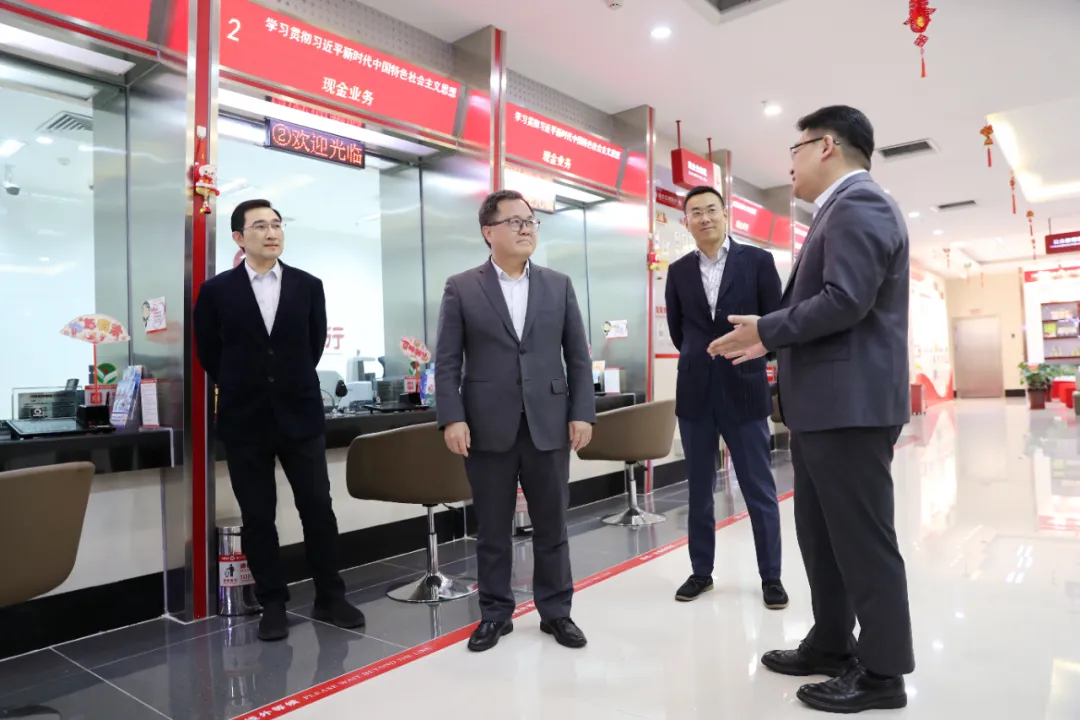 海南農(nóng)商銀行總行領(lǐng)導(dǎo)看望慰問(wèn)年終決算一線的干部員工