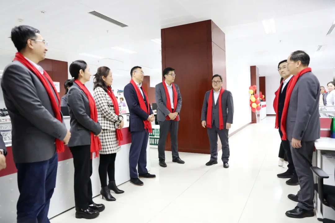 海南農(nóng)商銀行總行領(lǐng)導(dǎo)看望慰問(wèn)年終決算一線的干部員工