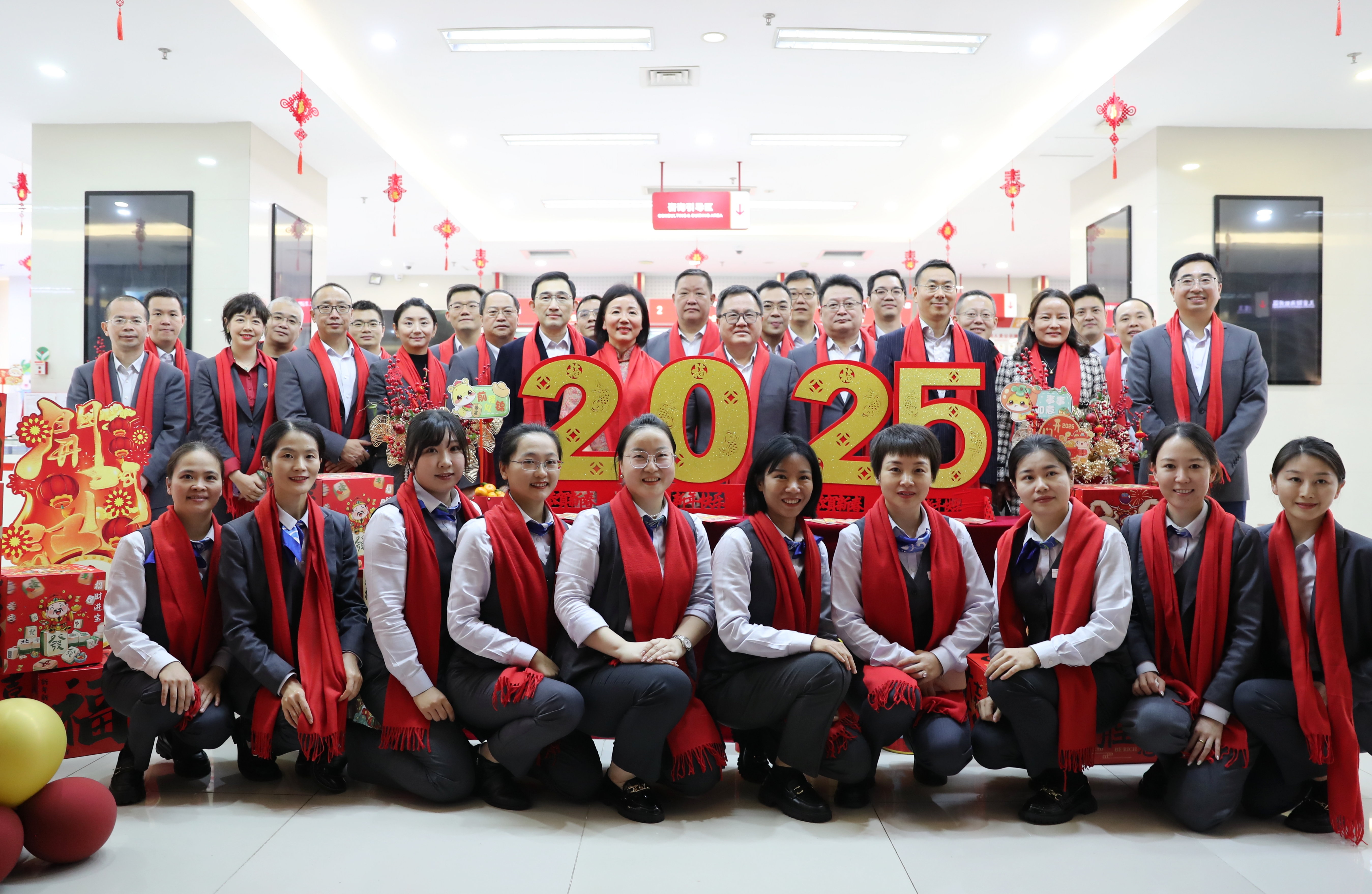 海南農(nóng)商銀行總行領(lǐng)導(dǎo)看望慰問(wèn)年終決算一線的干部員工