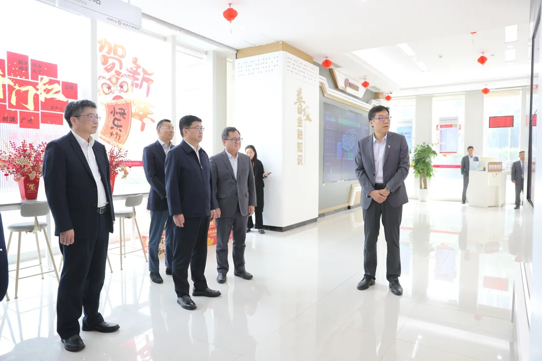 陳懷宇副省長(zhǎng)走訪(fǎng)慰問(wèn)海南農(nóng)商銀行奮戰(zhàn)在年終決算一線(xiàn)干部員工