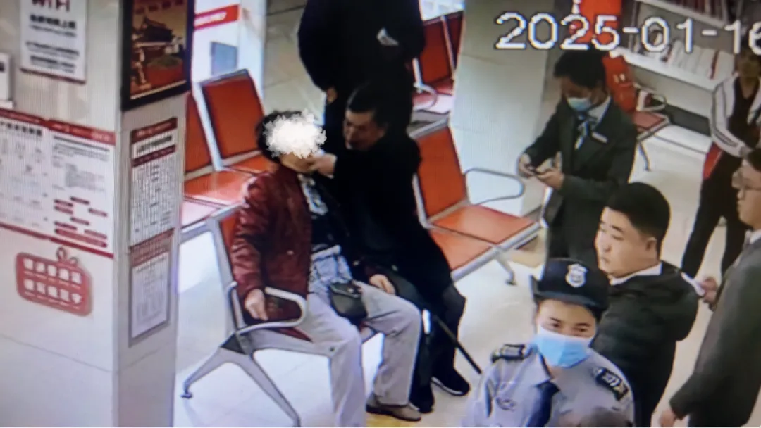 瓊中支行上演“教科書式”暖心救援~ 瓊中支行上演“教科書式”暖心救援~