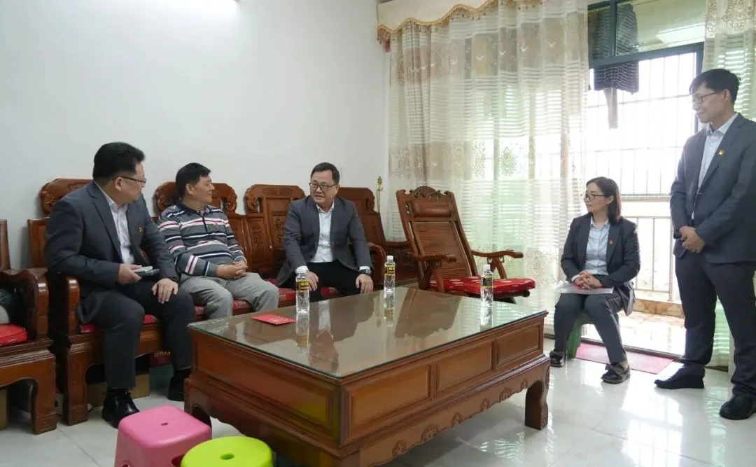 李曉剛赴?？谥形繂?wèn)退休老黨員老干部