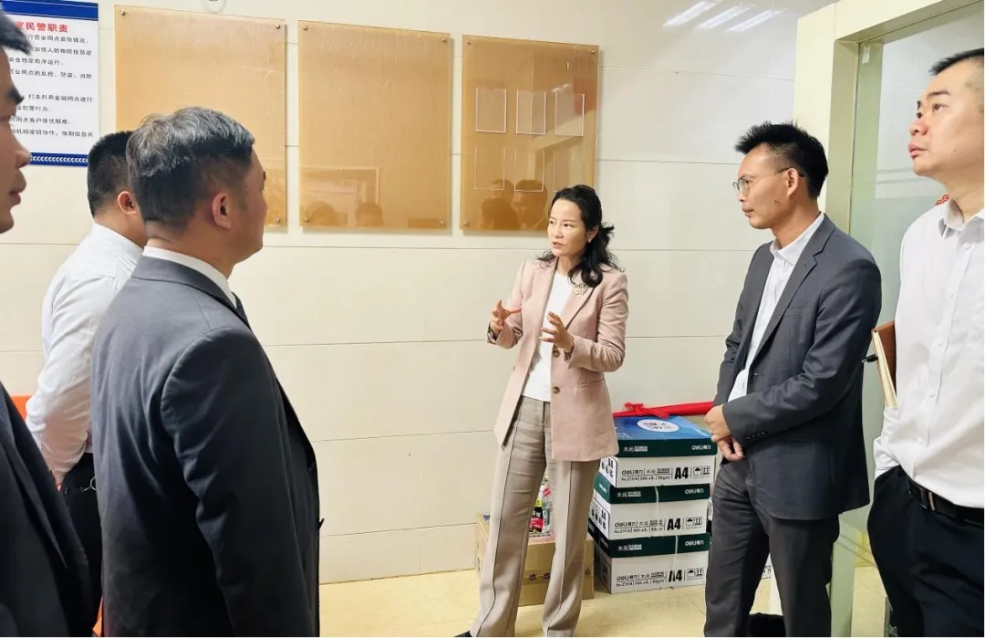 海南農(nóng)商銀行總行領(lǐng)導(dǎo)開展春節(jié)前慰問走訪調(diào)研活動(dòng) 海南農(nóng)商銀行總行領(lǐng)導(dǎo)開展春節(jié)前慰問走訪調(diào)研活動(dòng)