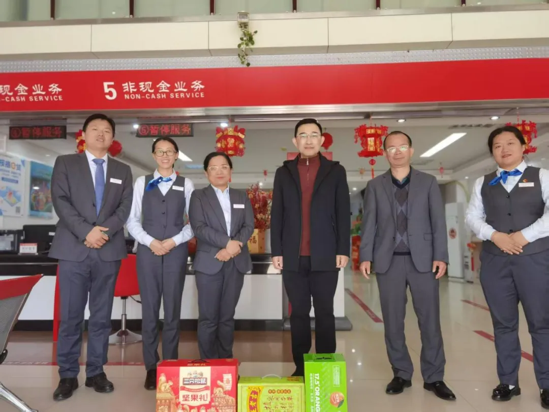 大年初一，海南農(nóng)商銀行總行領(lǐng)導(dǎo)班子走訪慰問(wèn)基層網(wǎng)點(diǎn)