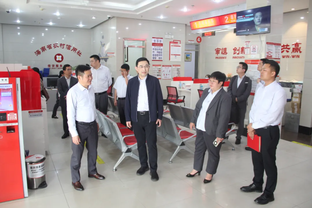 劉國鑫赴陵水支行慰問并開展調(diào)研座談