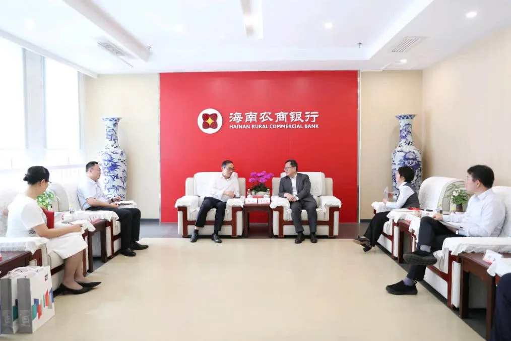 海南農(nóng)商銀行與中國(guó)銀聯(lián)海南分公司開(kāi)展座談