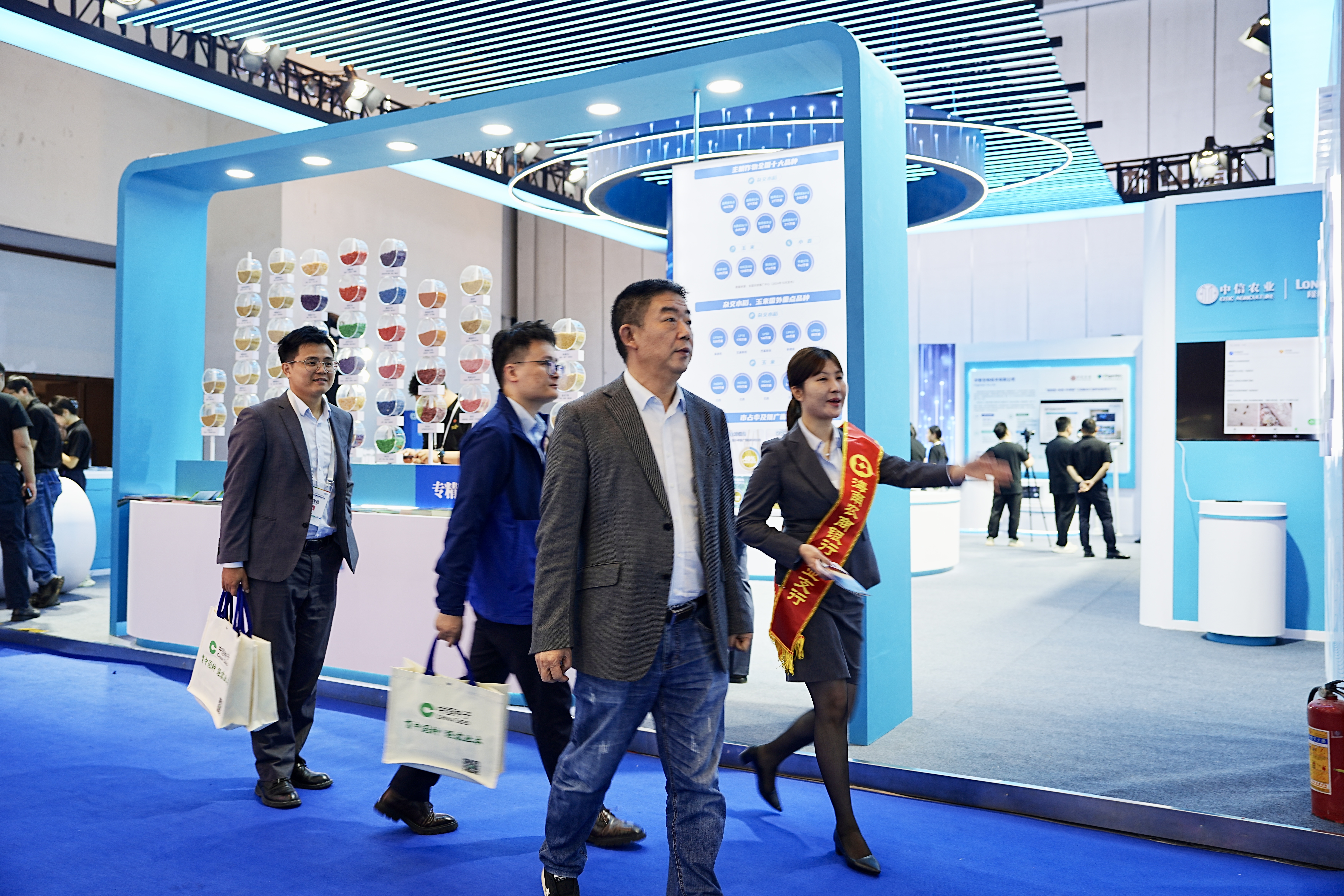 三亞支行金融助力種業(yè)振興 深度參與2025年中國種子大會暨南繁硅谷論壇