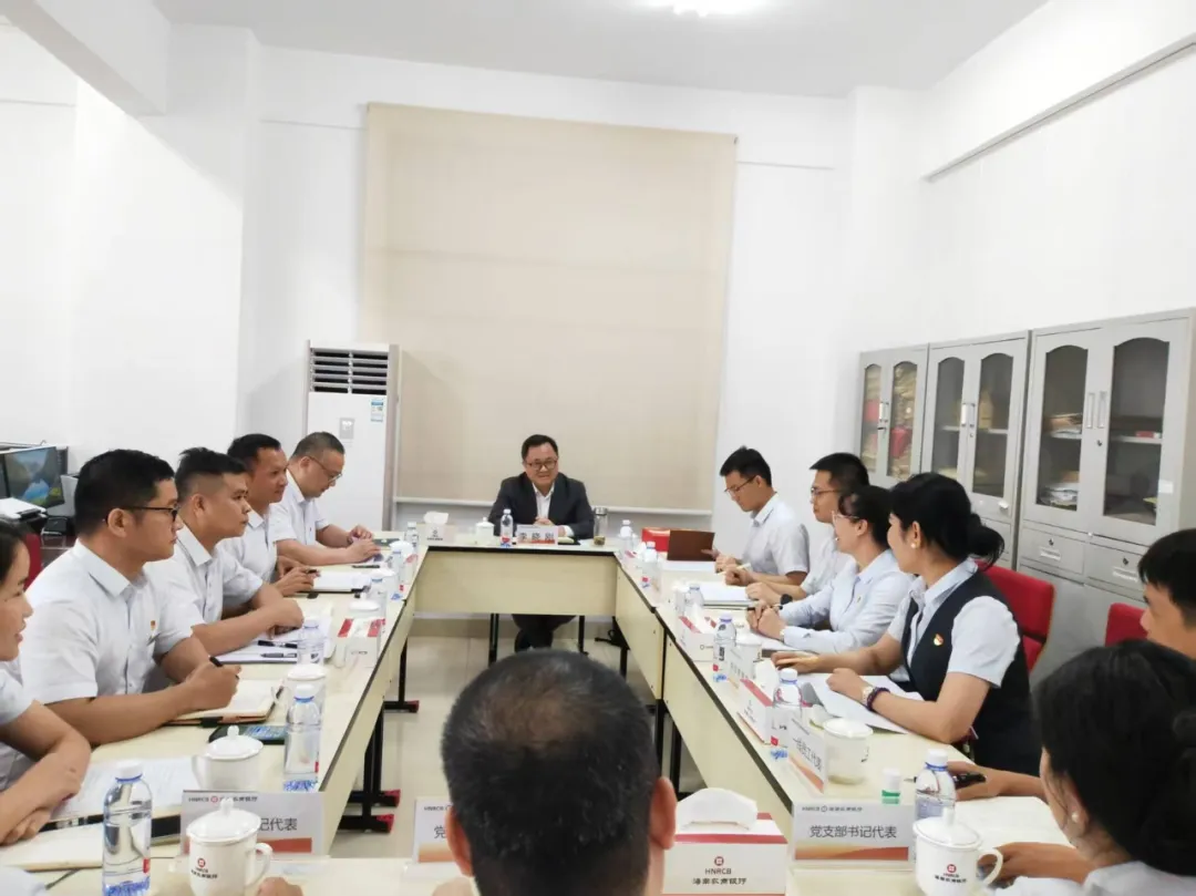 結(jié)合學(xué)習(xí)教育，李曉剛以“四不兩直”方式調(diào)研樂東支行