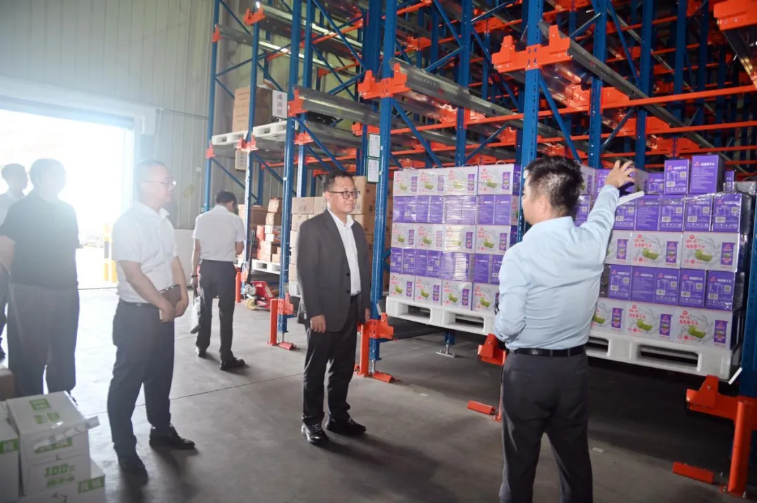 李曉剛帶隊(duì)赴瓊中支行調(diào)研