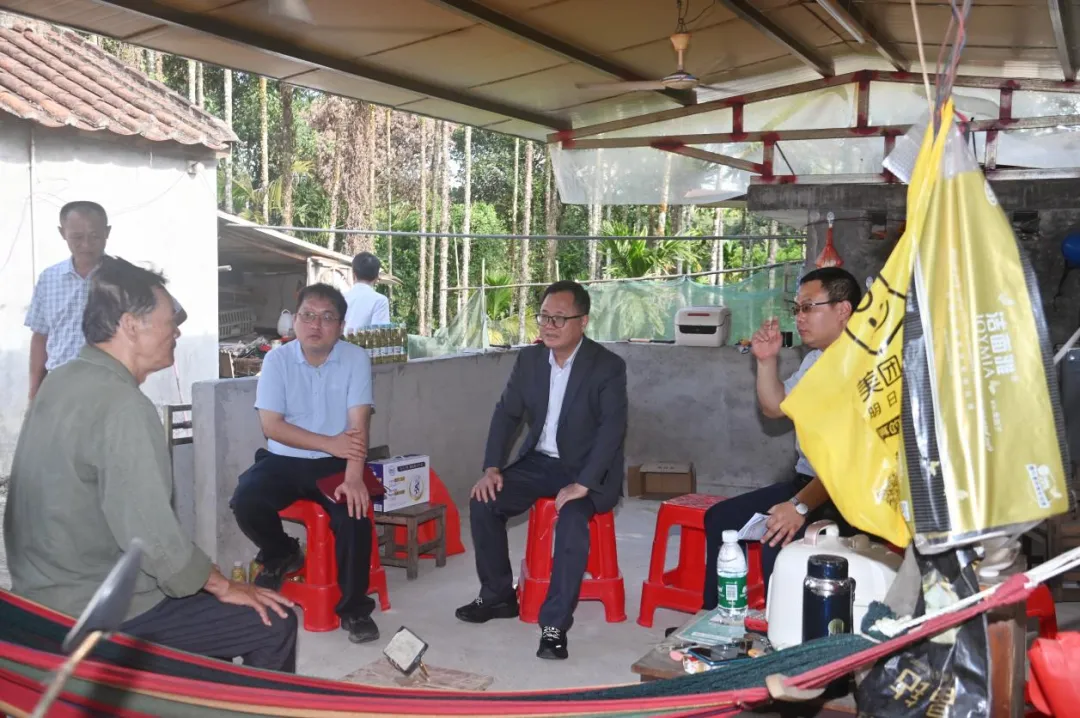 李曉剛帶隊(duì)赴瓊中支行調(diào)研