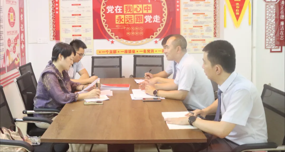 省委金融工委赴海南農(nóng)商銀行白沙支行調(diào)研督導(dǎo)深入貫徹中央八項(xiàng)規(guī)定精神學(xué)習(xí)教育并開展金融知識宣傳