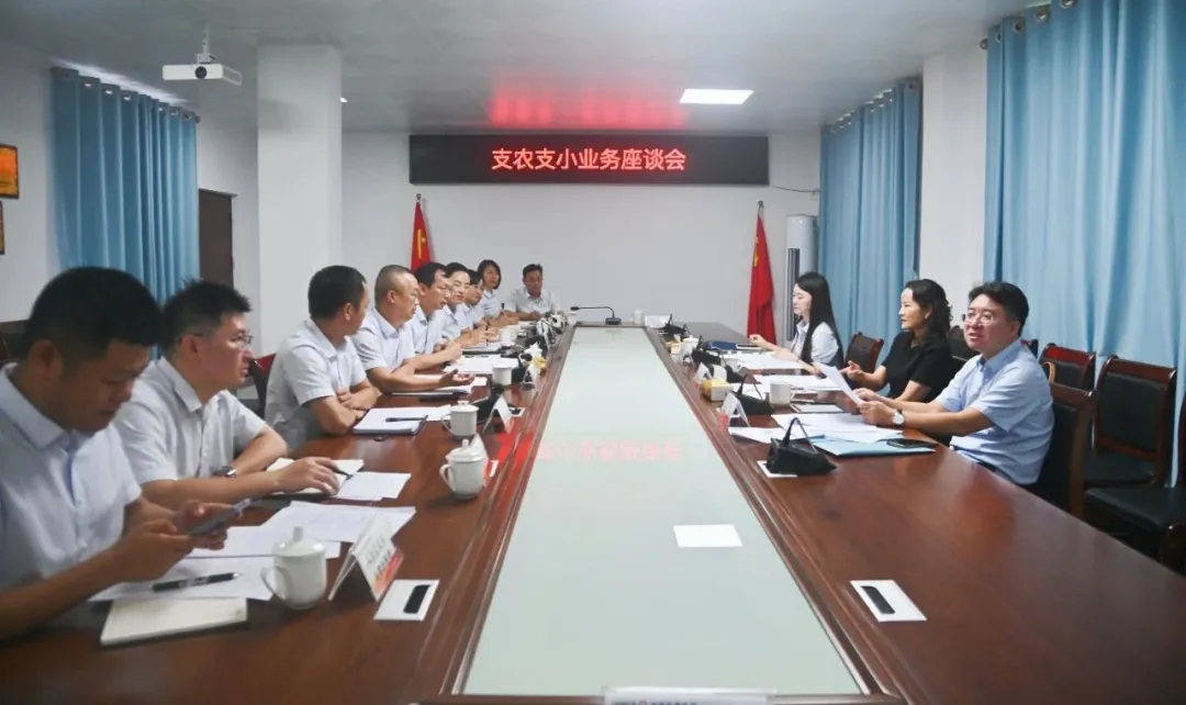 鄒燕玲赴瓊中支行調(diào)研并走訪網(wǎng)點(diǎn)一線