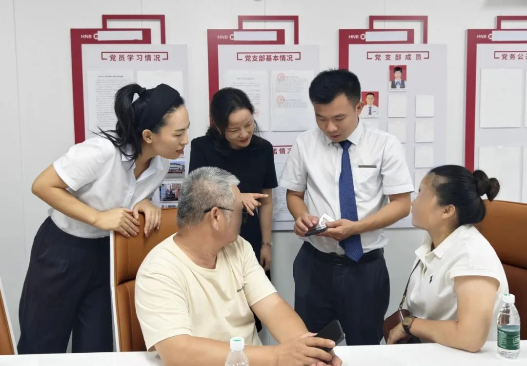 鄒燕玲赴瓊中支行調(diào)研并走訪網(wǎng)點(diǎn)一線