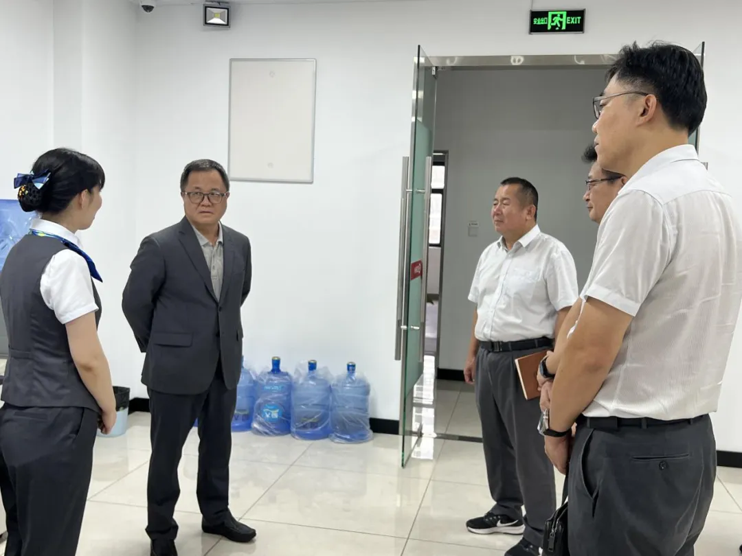 李曉剛到海口支行調(diào)研指導(dǎo)