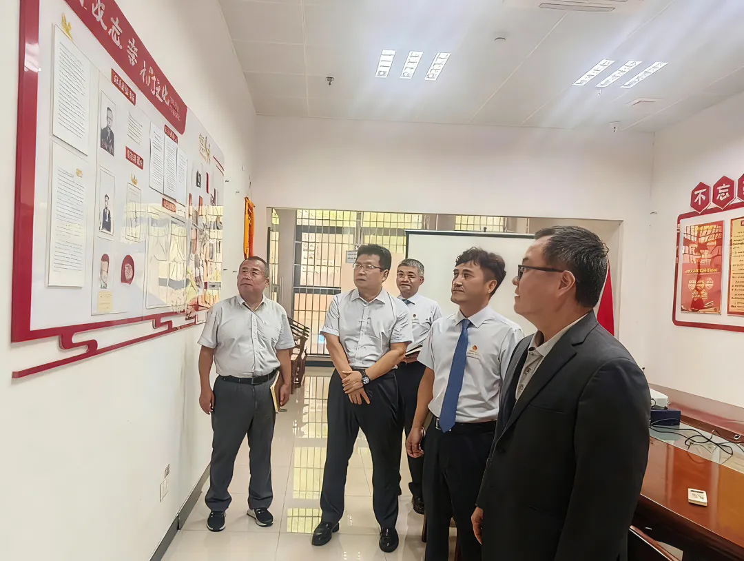 李曉剛到海口支行調(diào)研指導(dǎo)