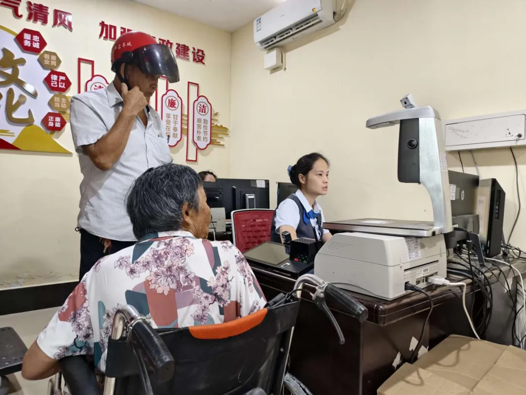 從“空中柜臺”到“綠色通道”:保亭支行“暖心接力”巧解客戶難題 從“空中柜臺”到“綠色通道”:保亭支行“暖心接力”巧解客戶難題