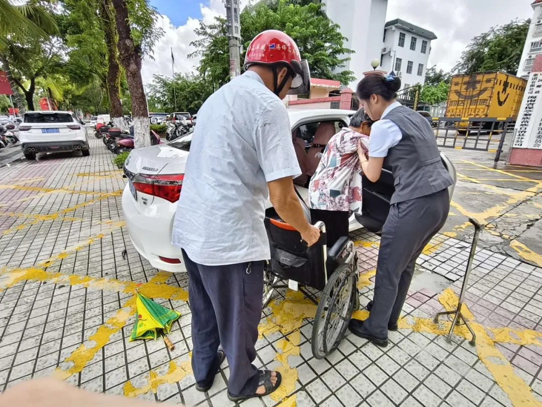 從“空中柜臺”到“綠色通道”:保亭支行“暖心接力”巧解客戶難題 從“空中柜臺”到“綠色通道”:保亭支行“暖心接力”巧解客戶難題