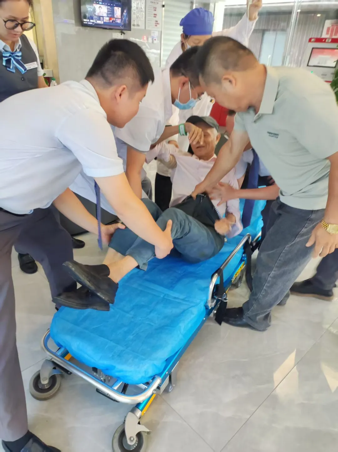 雨中緊急救援！瓊海樂(lè)城支行暖心守護(hù)暈倒老人