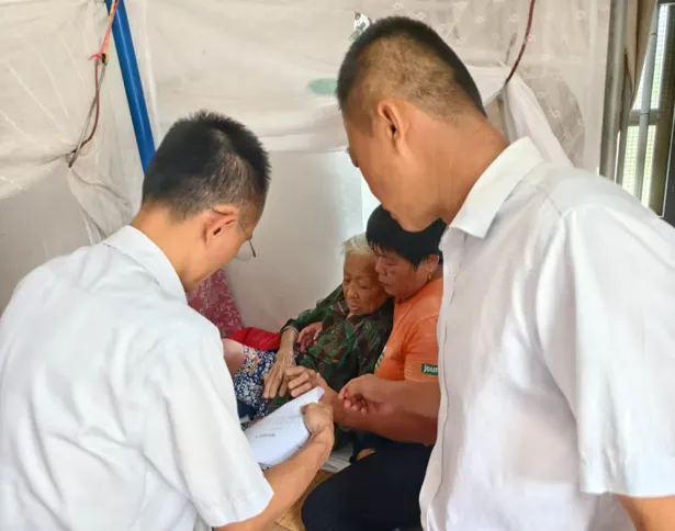瓊海博鰲支行上門服務(wù)，為患病老人打通就醫(yī)報(bào)銷路