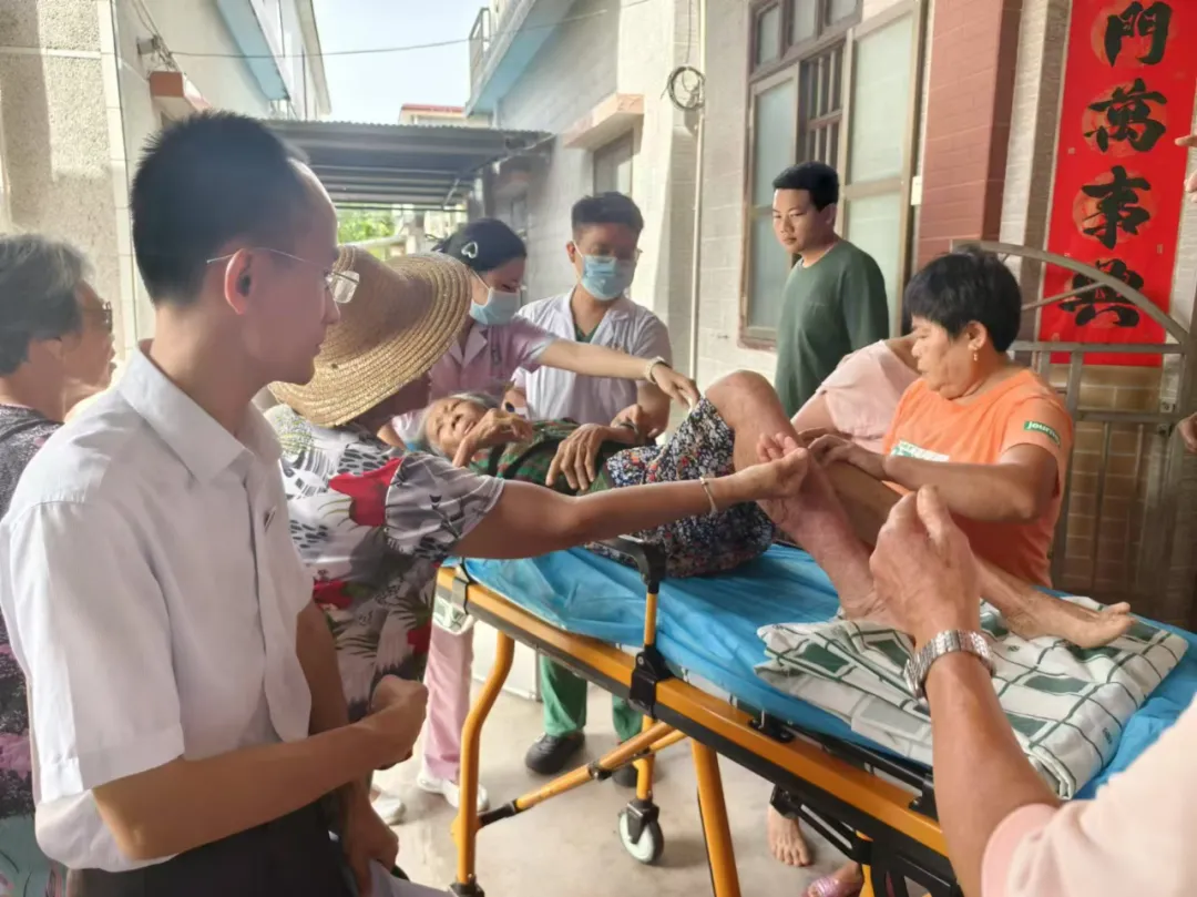 瓊海博鰲支行上門服務(wù)，為患病老人打通就醫(yī)報(bào)銷路