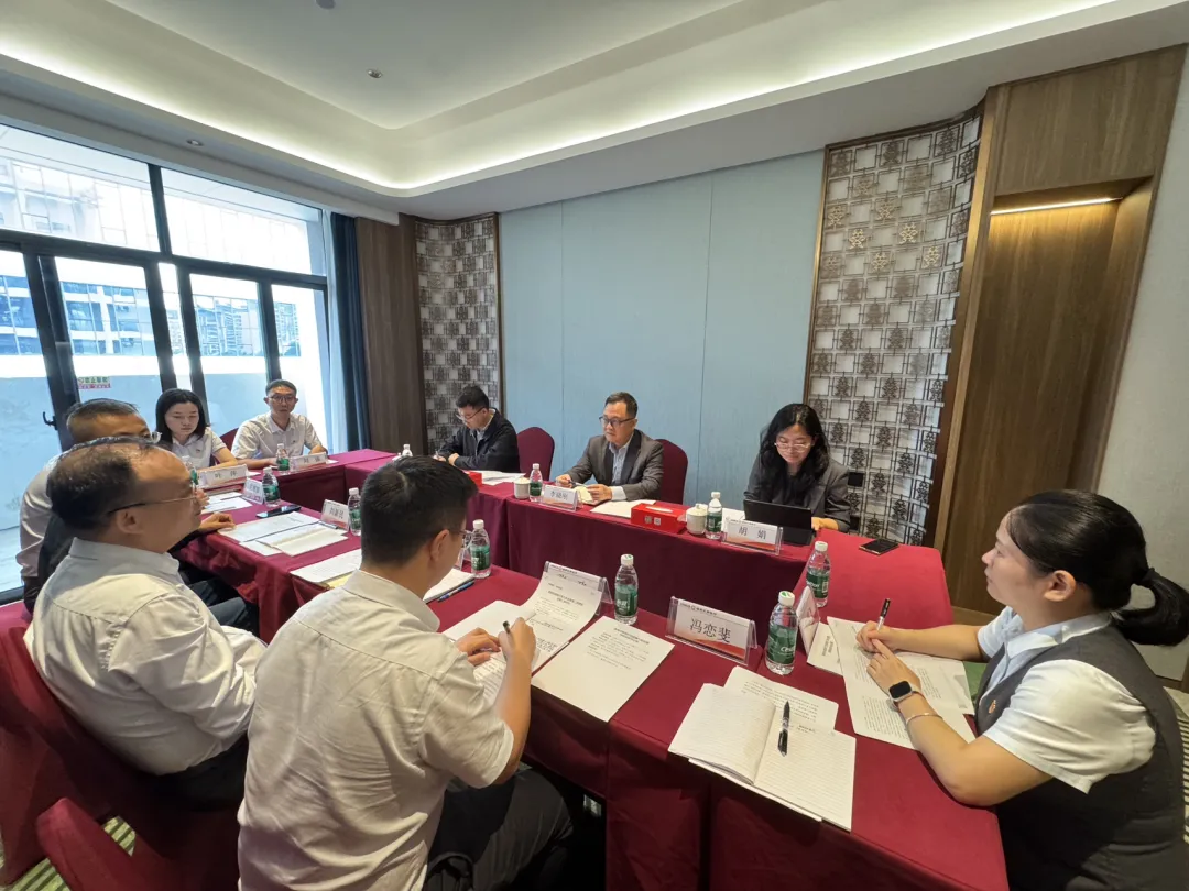 李曉剛到白沙支行調(diào)研